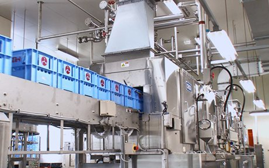 クレートは高速洗浄機へ次々と投入される