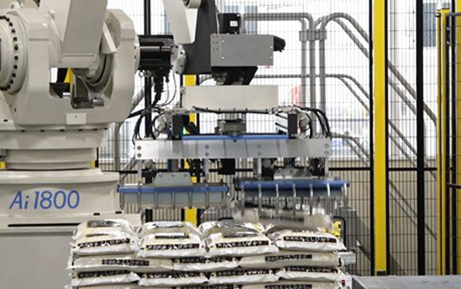 専用ハンドで精米袋を一気に2袋掴み